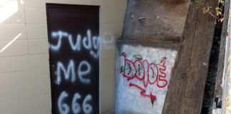 교회의 모든 벽면에 남겨진 혐오 낙서