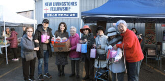아메니다 한인실버타운 리빙스톤선교회에 목도리 전달