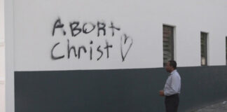 교회 건물에 남긴 모욕적이고 공격적인 낙서 조사 중