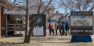 굶주리는 국제 학생들에게 교회가 식사 제공