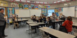 원주민 마을 학교에 성경 가르치다