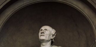 칸트가 발견한 예수, 인류 최고의 원형 close up photo of a concrete statue