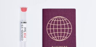 한국 ‘입국 전 코로나 검사’ 폐지, ‘입국 후 검사’는 유지 / 9월 3일부터 해외 입국자 ‘입국 전 검사’ 폐지 passport beside a covid test