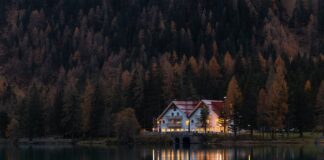 늘어나는 주택 부족 해결 위해 교회가 동참 white and red house surrounded by trees at night