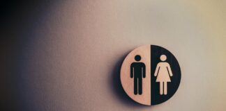영국 성공회 하나님의 성별 놓고 고민 중 male and female signage on wall