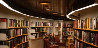 공공 도서관 행사에서 LGBTQ2S+ 혐오 발언한 목사 구금 뒤 석방 chair beside book shelves