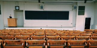 Saskatchewan 주정부 기독교 학교 정상화를 위해 감독관 파견 brown and black wooden chairs inside room
