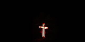 Langley에 설치했던 원주민 어린이 추모 십자가 대부분 철거 cross with light