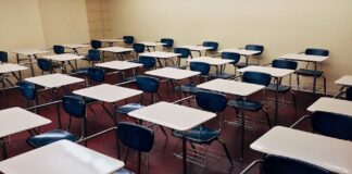 기독학교에서 신앙을 말하는 것이 경찰에 잡혀갈 이유인가? interior of abandoned building