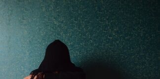 밴쿠버종합병원, 정신 상담 요청한 여성에 ‘조력 자살 제안’ 파문 adult alone backlit dark