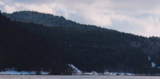 인간은 태어날 때부터 죄인인가?— 칸트의 인간론과 원죄 논쟁 serene lake view with people on wooden pier
