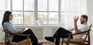 (사)한국코치협회 캐나다지부 10월 세미나 ‘한국형 코칭 수퍼비전 모형’ 성료… “코치의 성찰이 성장의 시작” person in black pants and black shoes sitting on brown wooden chair