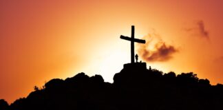 결손 가정에 위로와 지혜를 주는 성경구절 20가지 human standing beside crucifix statue on mountain