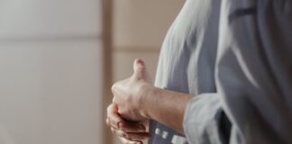 하나님의 존재를 의심하는 3가지 이유 person in blue and white shirt