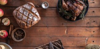 45년을 이어온 Christmas 저녁 만찬 이벤트 roasted turkey bread and cinnamon rolls on the table