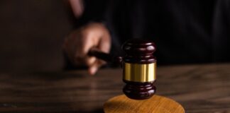 법원, 교회의 재산은 교단의 것 brown wooden gavel on brown wooden table