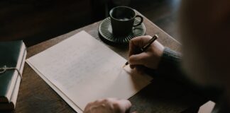 소망사모에게 보내는 편지(1) a man writing a letter