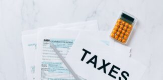 Township of Tiny에서 불거진 교회 세금 부과 논쟁 tax documents on the table