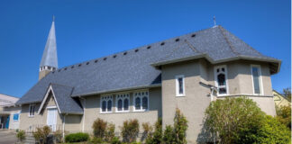 태양광 패널 설치는 친환경 교회로 가는 길